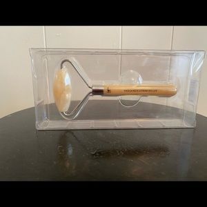 NIB IT cosmetics face/neck roller